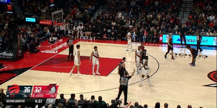 世界杯手机高清观看-自己要数着！杨瀚森蹲守篮下伺机协防三秒违例